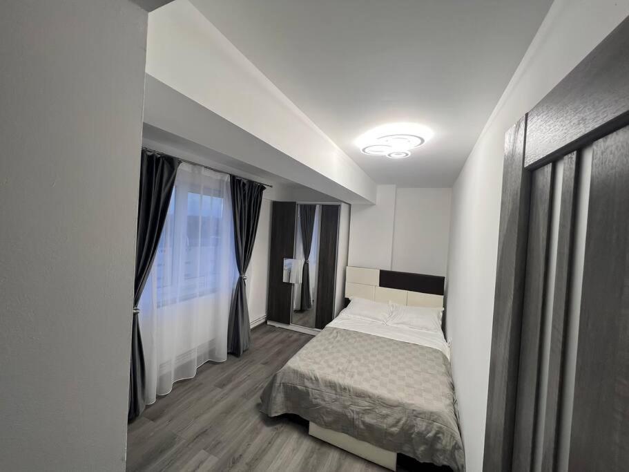 Lovely Flat With Bathtub 5 Mins From Center Craiova Dış mekan fotoğraf