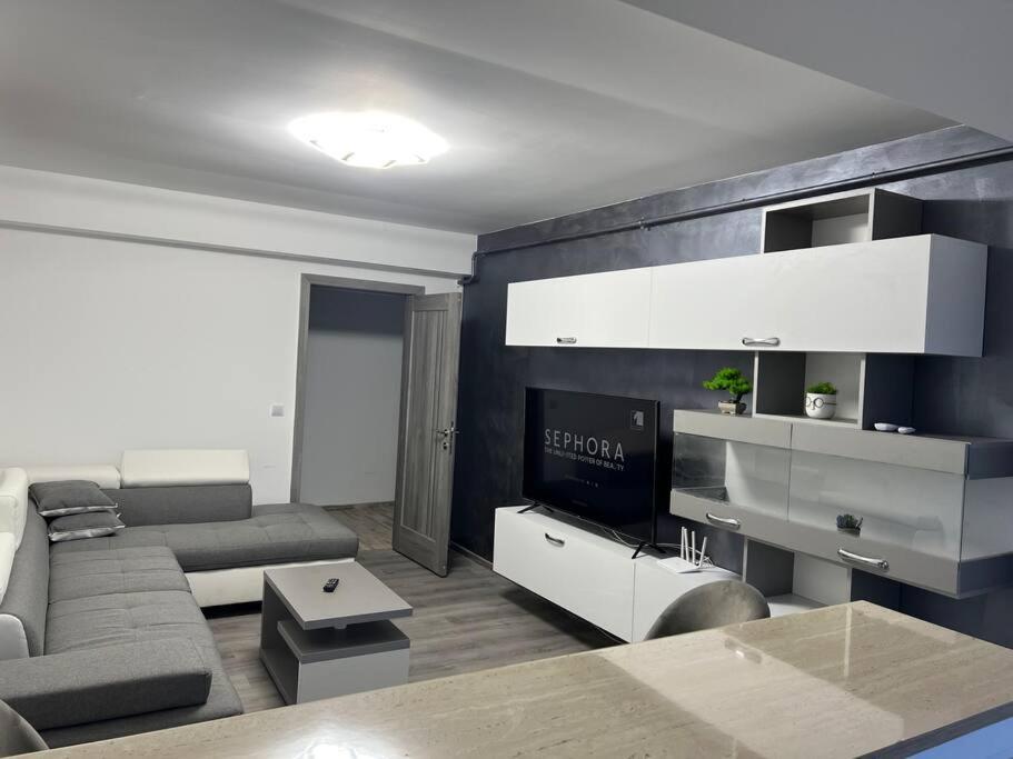 Lovely Flat With Bathtub 5 Mins From Center Craiova Dış mekan fotoğraf