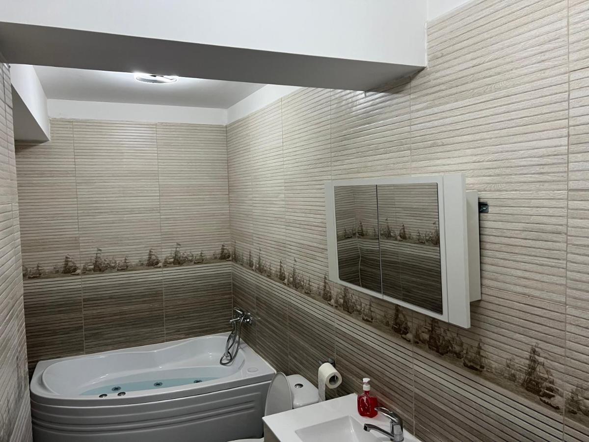 Lovely Flat With Bathtub 5 Mins From Center Craiova Dış mekan fotoğraf
