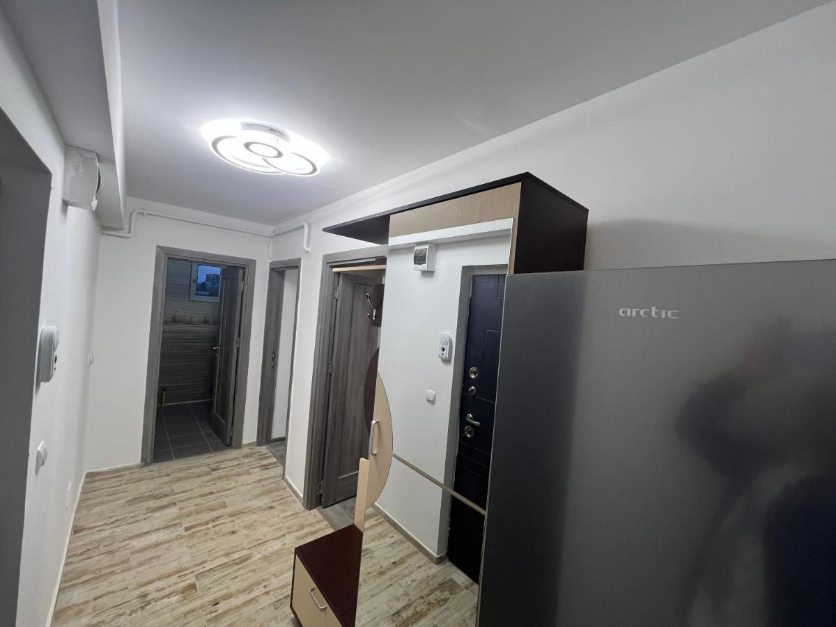 Lovely Flat With Bathtub 5 Mins From Center Craiova Dış mekan fotoğraf