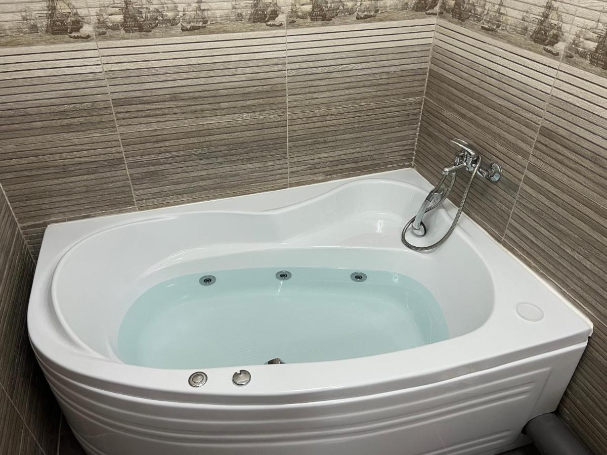 Lovely Flat With Bathtub 5 Mins From Center Craiova Dış mekan fotoğraf
