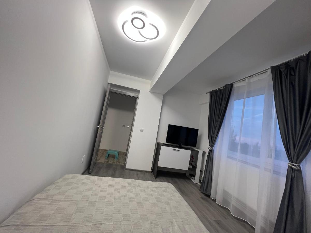 Lovely Flat With Bathtub 5 Mins From Center Craiova Dış mekan fotoğraf